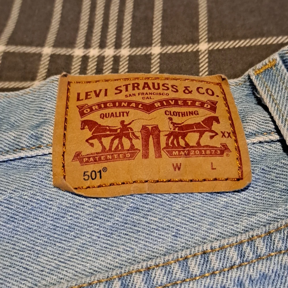 Levi's 501 Jean Shorts - Picture 4 of 5